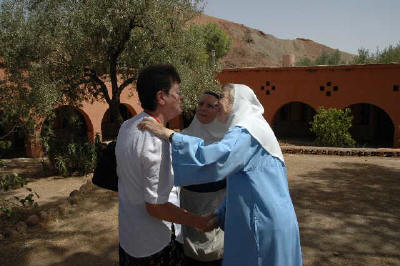 Il saluto delle Monache della Visitazione a sr. Clecy. Esse sono lì per pregare in arabo con i cristiani arabi e in rito melchita.